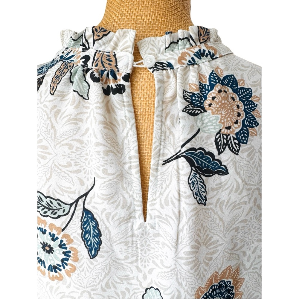 Loft Floral Flutter sleeved blouse size large - Picture 3 of 10